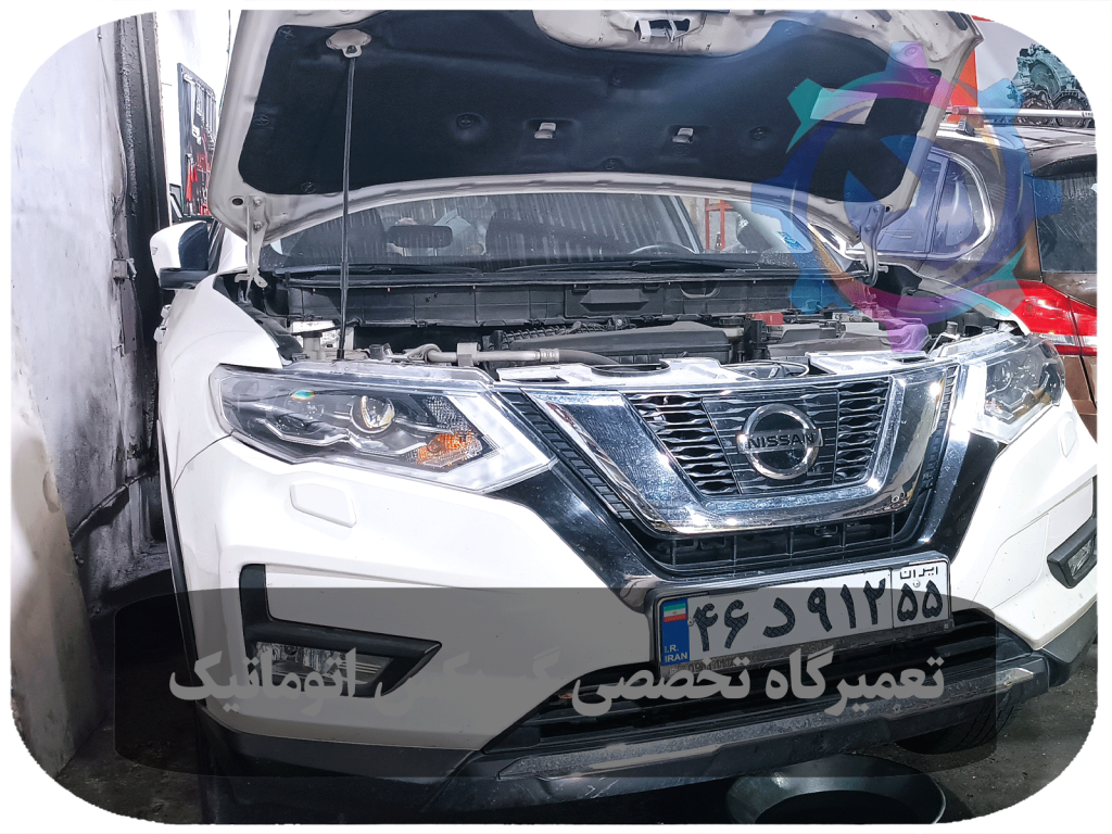 تعمیرکار متخصص در حال بررسی و تعمیر گیربکس نیسان ایکس تریل، با دقت قطعات داخلی را بازبینی و در صورت نیاز تعویض می‌کند.