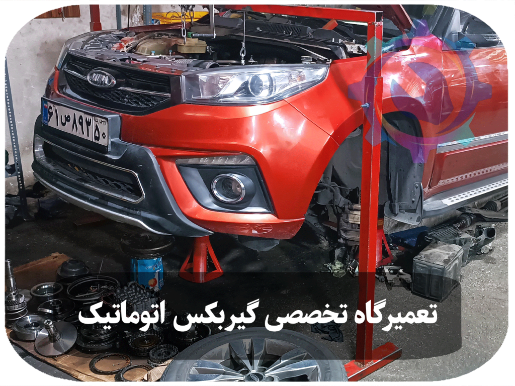 تکنسین‌های تعمیرگاه تویوکارا در حال استفاده از ابزارهای تخصصی برای تنظیم دقیق گیربکس اتوماتیک MVM X33.